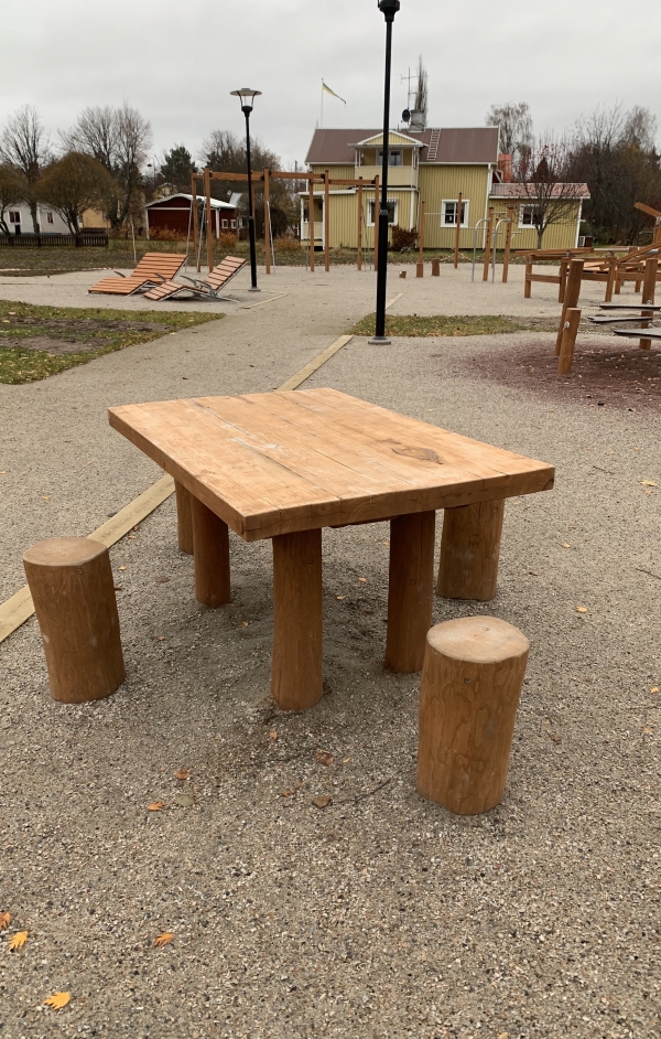 Tisch mit 4 Hocker Robinie Ansicht 4
