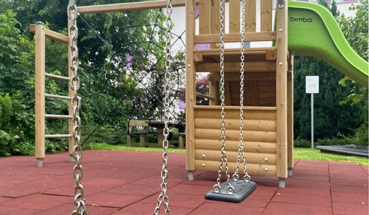 Kletterturm Kombi 1 mit 2er Schaukel Ansicht 3
