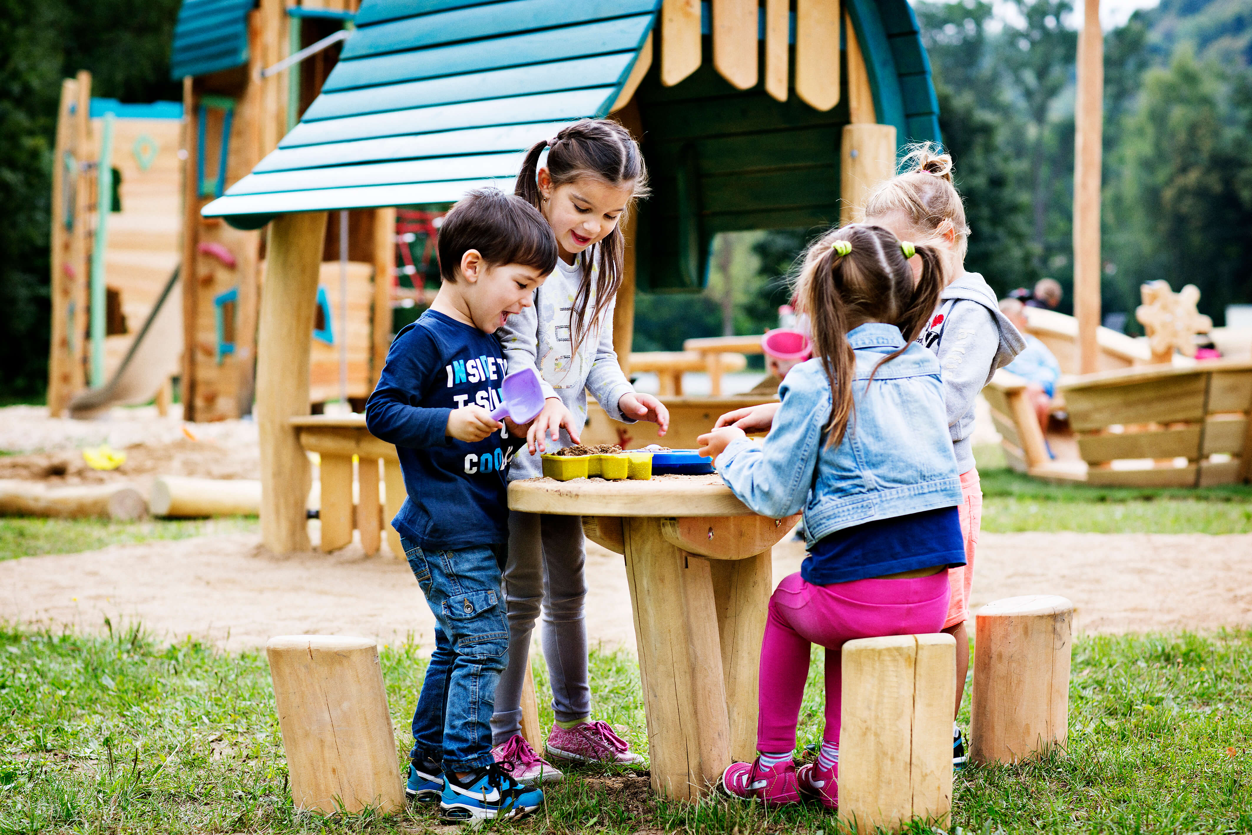 Kindertisch mit 4 Sitzpollern NRO212 Ansicht 2