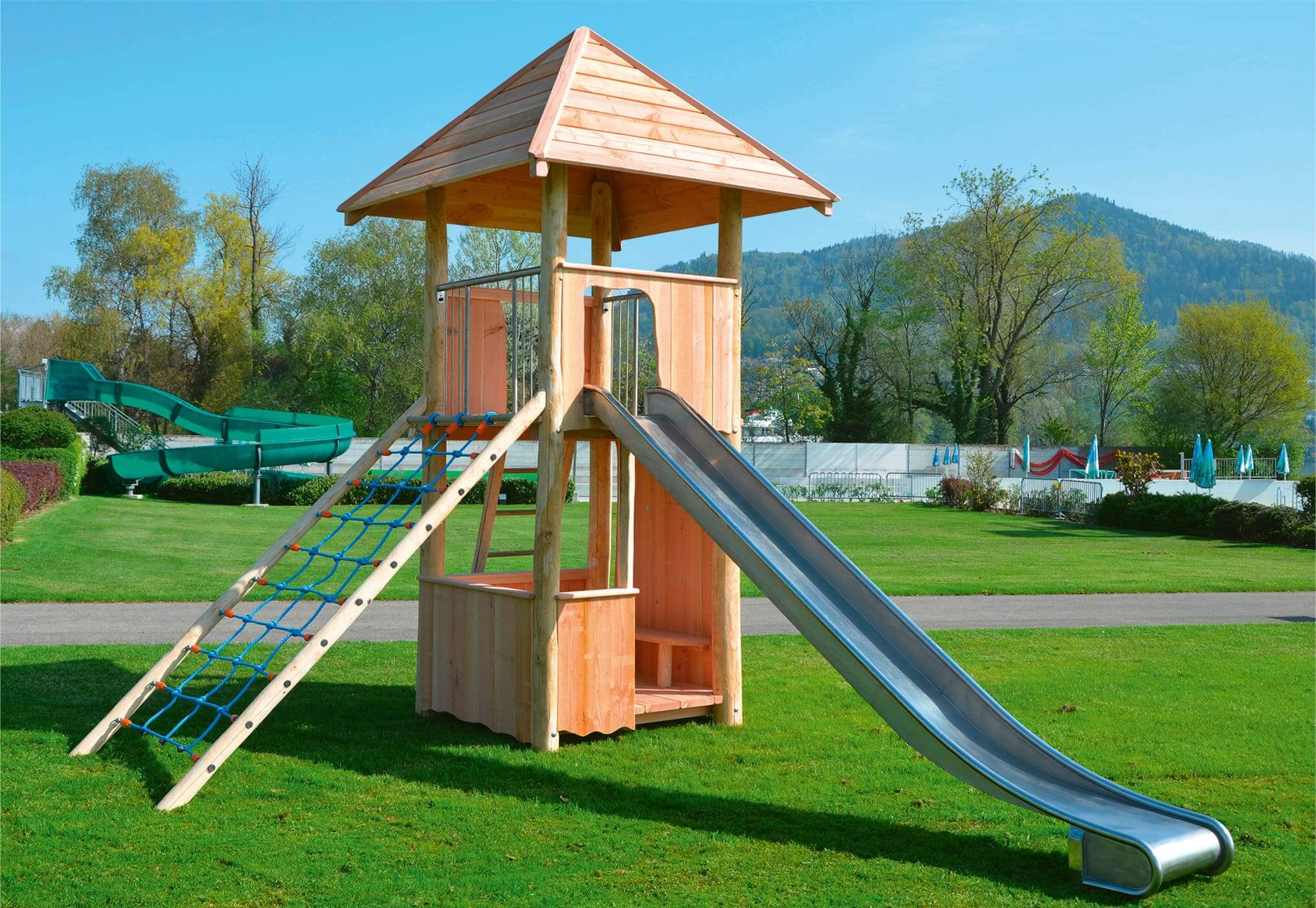 Spielturm aus Edelkastanie mit Rutschbahn in Edelstahl Ansicht 4