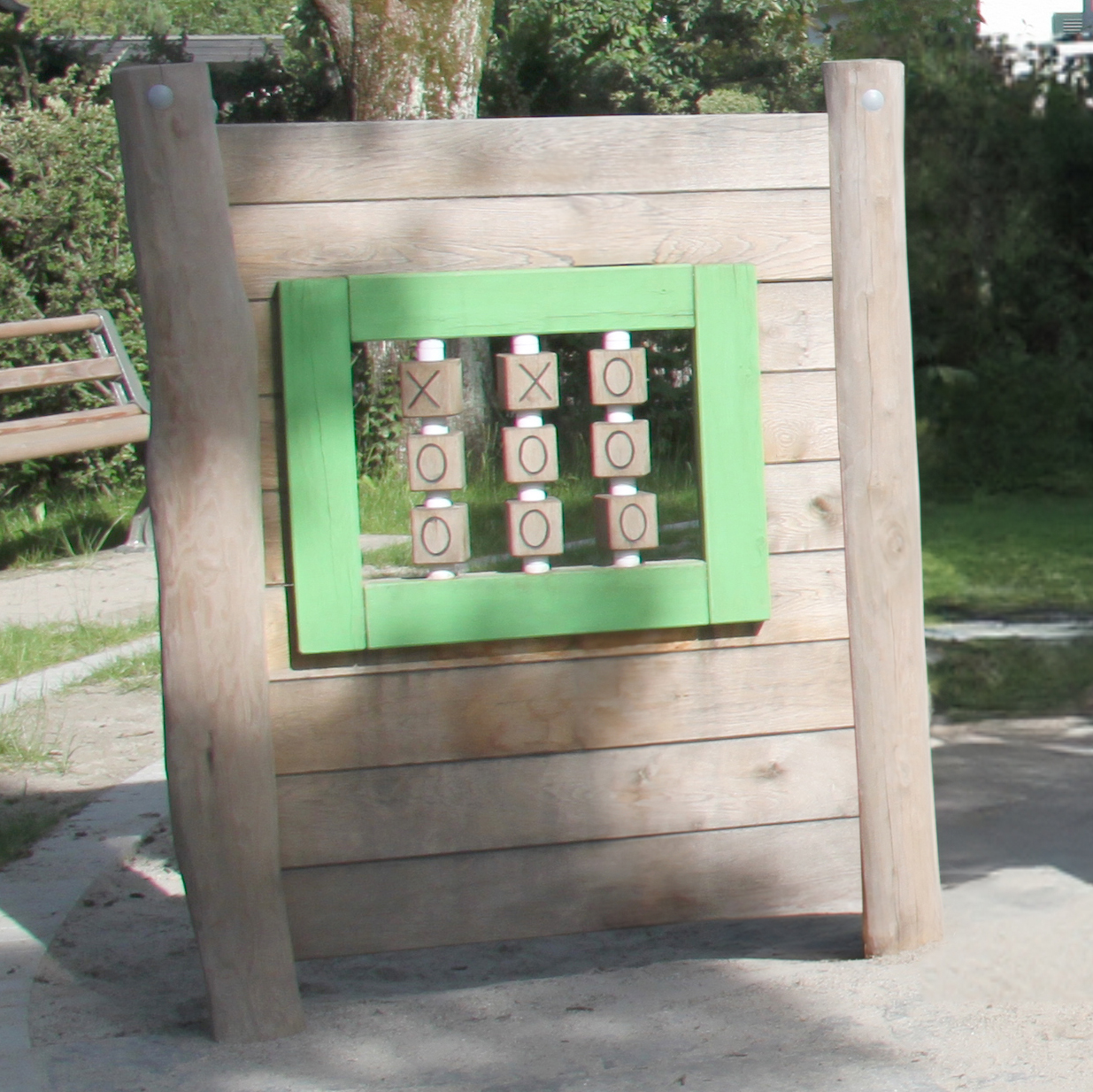 Holzwand mit Tic-Tac-Toe Ansicht 2