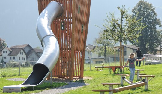 Burgturm L mit Inox Kurvenrutsche style Ansicht 2