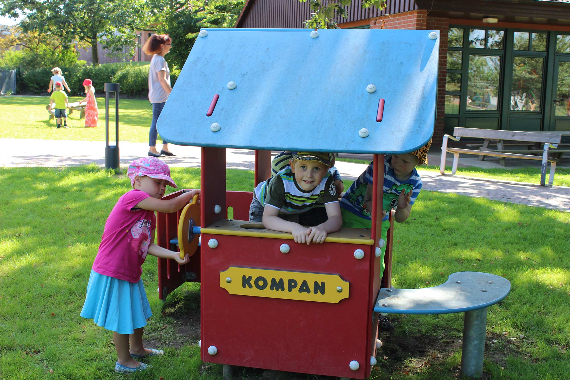 KOMPAN Villa Spielhaus Ansicht 4