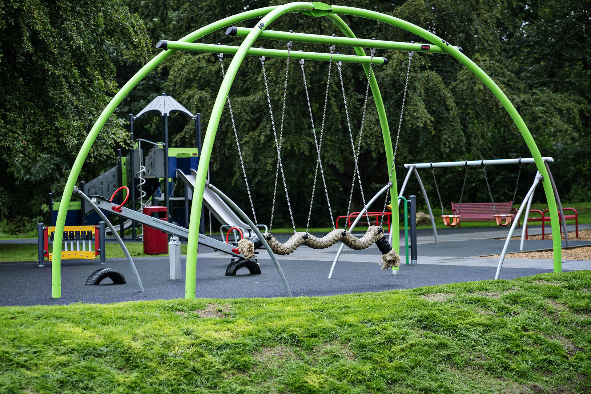 KOMPAN Giant Kokoswellen-Schaukel Ansicht 2