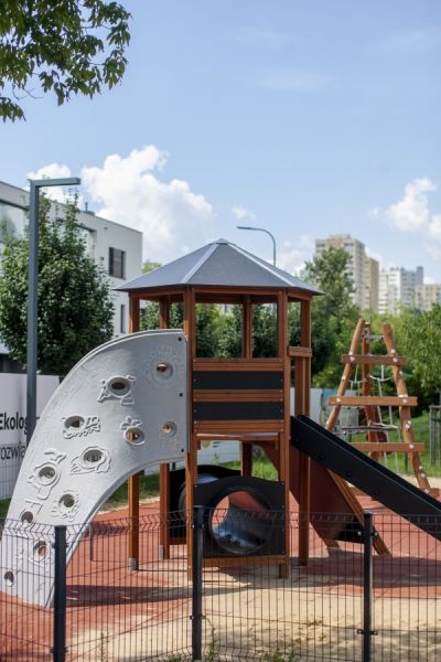Spielturm mit Kletterwand und Rutsche Ansicht 3