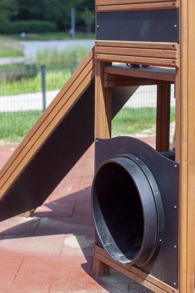 Spielturm mit Kletterwand und Rutsche Ansicht 6