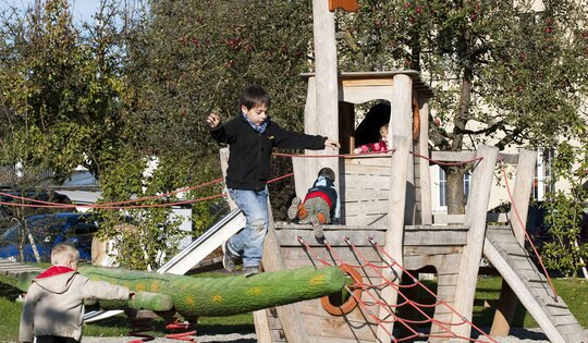 Kleiner Dampfer mit Brücke Ansicht 5