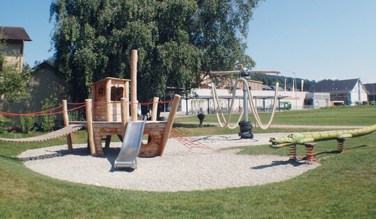 Kleiner Dampfer mit Brücke Ansicht 6