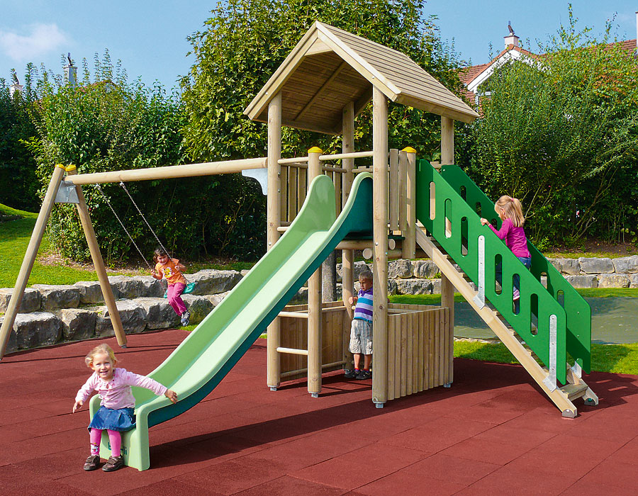 Spielturm-Kombination Rundholz, Podesthöhe 150 cm, Satteldach, Rutsche, mit Schaukel und Aufstiegstreppe Ansicht 4
