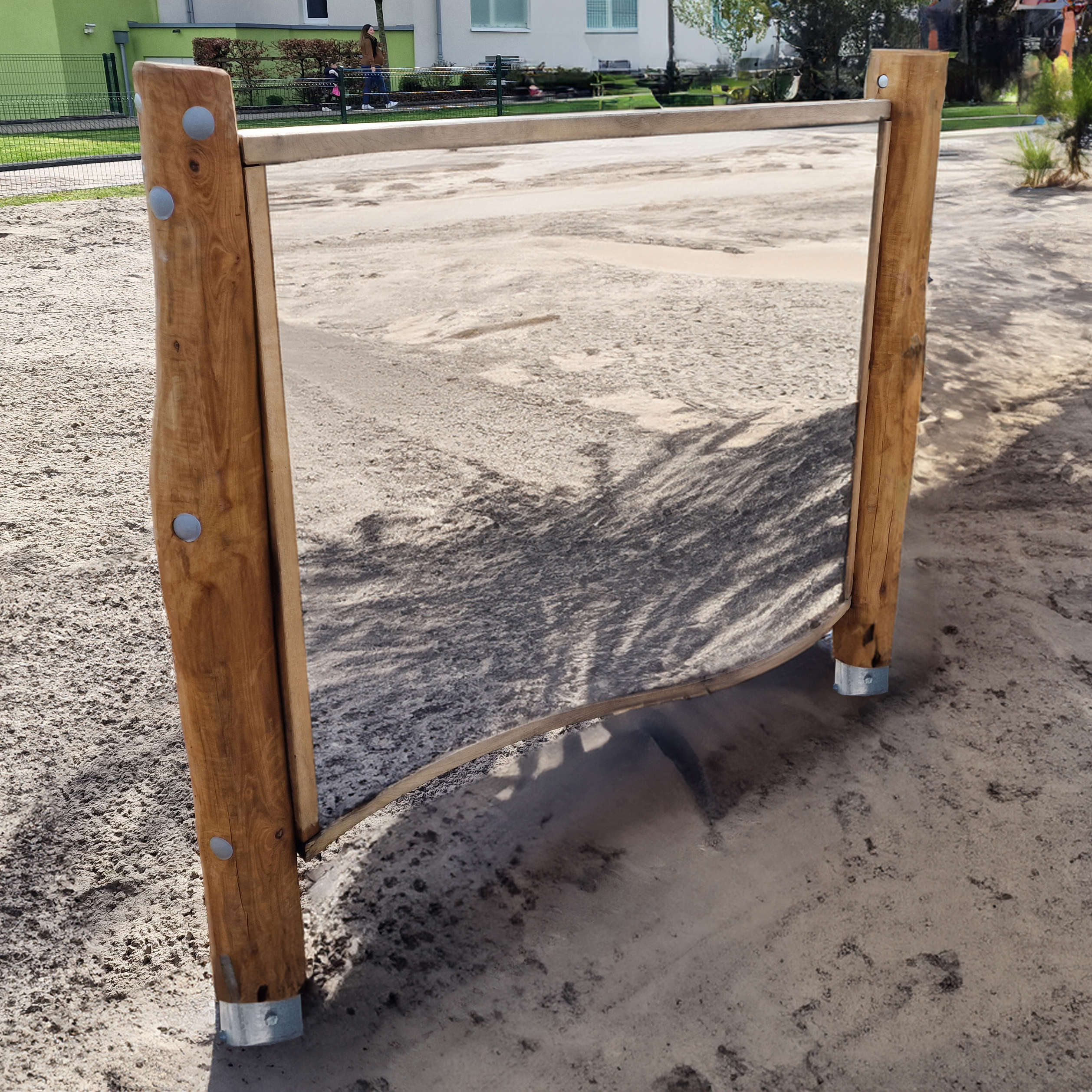 Holzwand mit Verzerrspiegel Ansicht 2