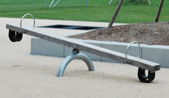 Balkenschaukel 280 in Holz-Metall Ansicht 2