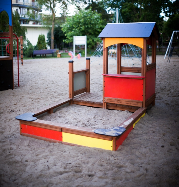 Villa Spielhaus mit Sandkasten Ansicht 3