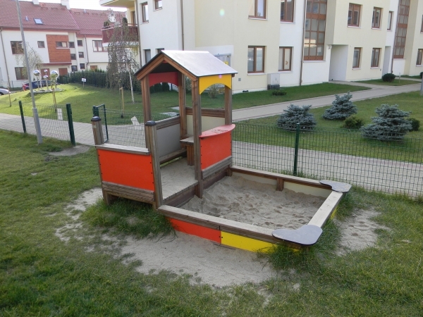 Villa Spielhaus mit Sandkasten Ansicht 4