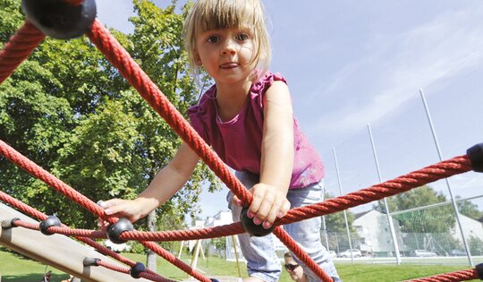 Spielturm Hagendorn 1 - farbig lasiert Ansicht 2