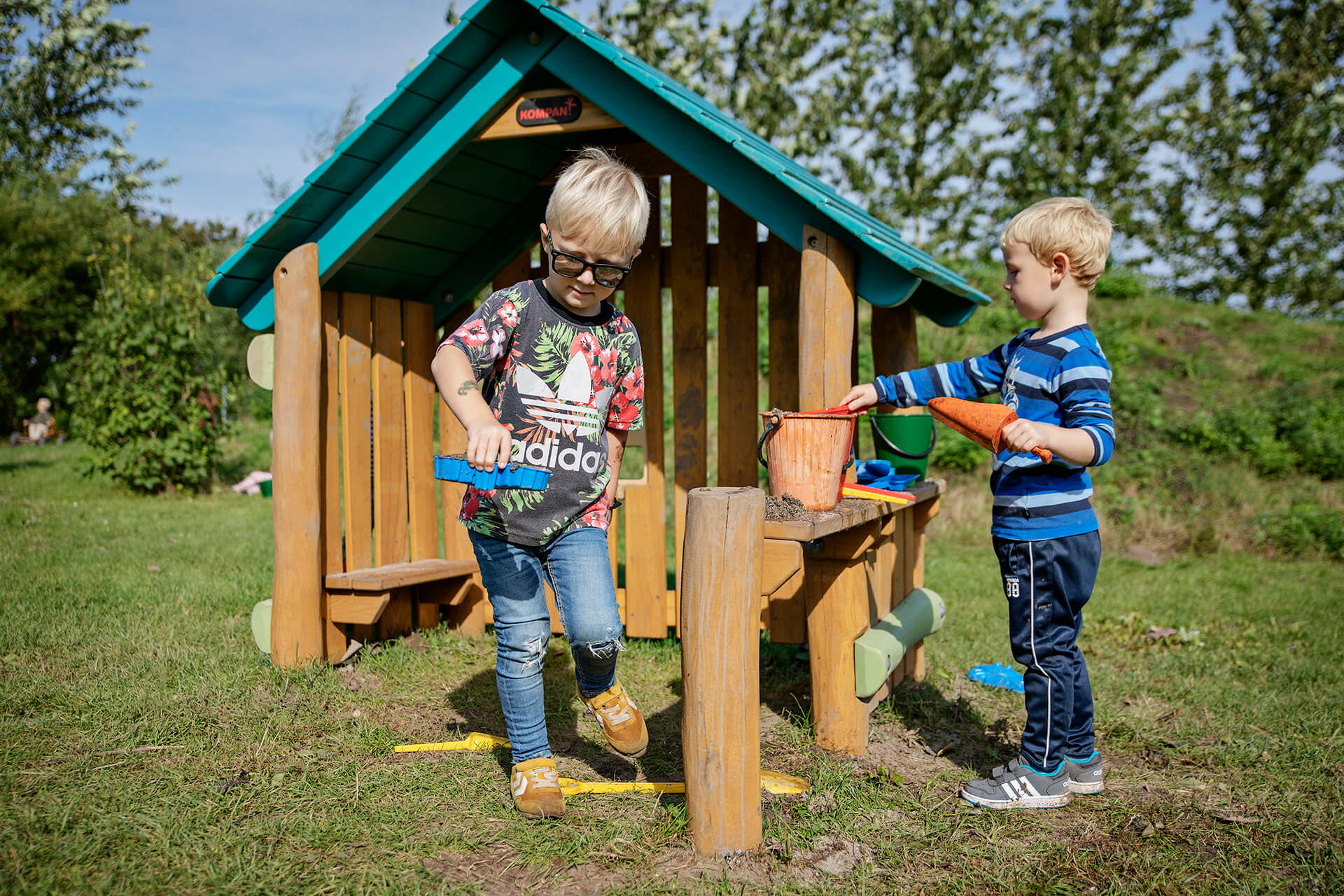 Spielhütte mit Seite, Giebel & Tresen NRO415 Ansicht 4