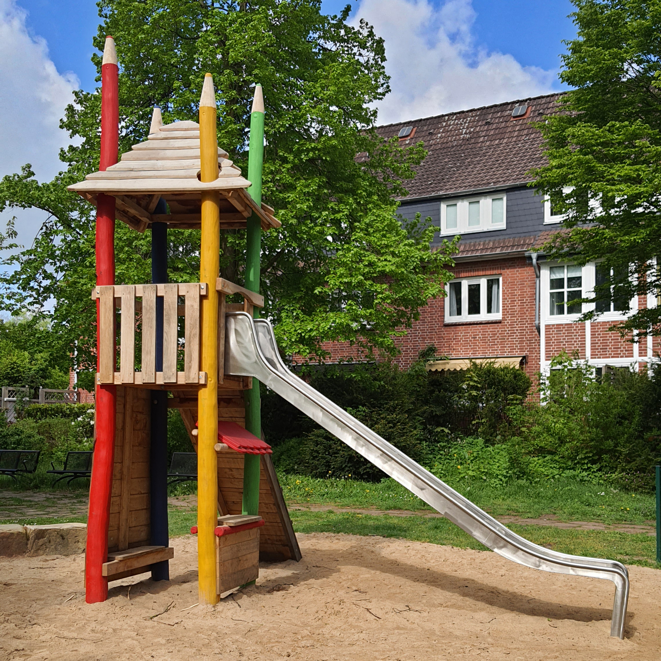 Spielturm Buntstifte Ansicht 2