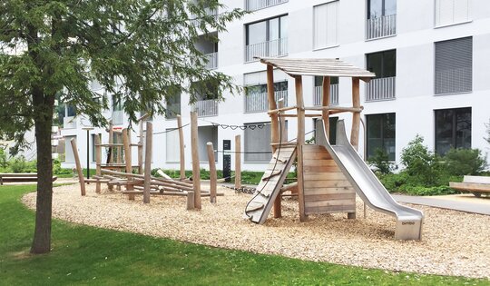 Jägerturm mit Edelstahlrutsche und Pultdach Ansicht 2
