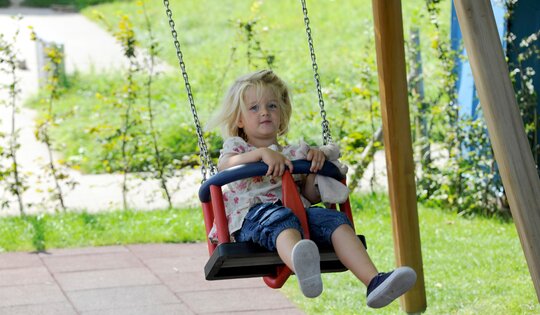 Kleinkindersicherheitssitz mit Ketten Ansicht 2