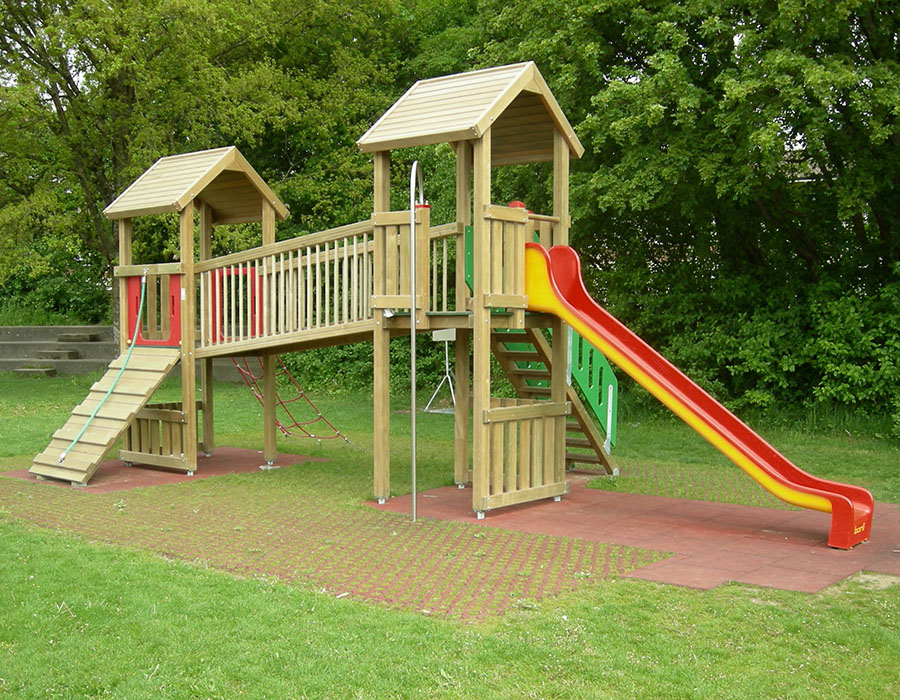Spielturm-Kombination Eco, Podesthöhen 120/150 cm, Satteldächer, Rutsche, mit Verbindungsbrücke und Feuerwehrstange Ansicht 4
