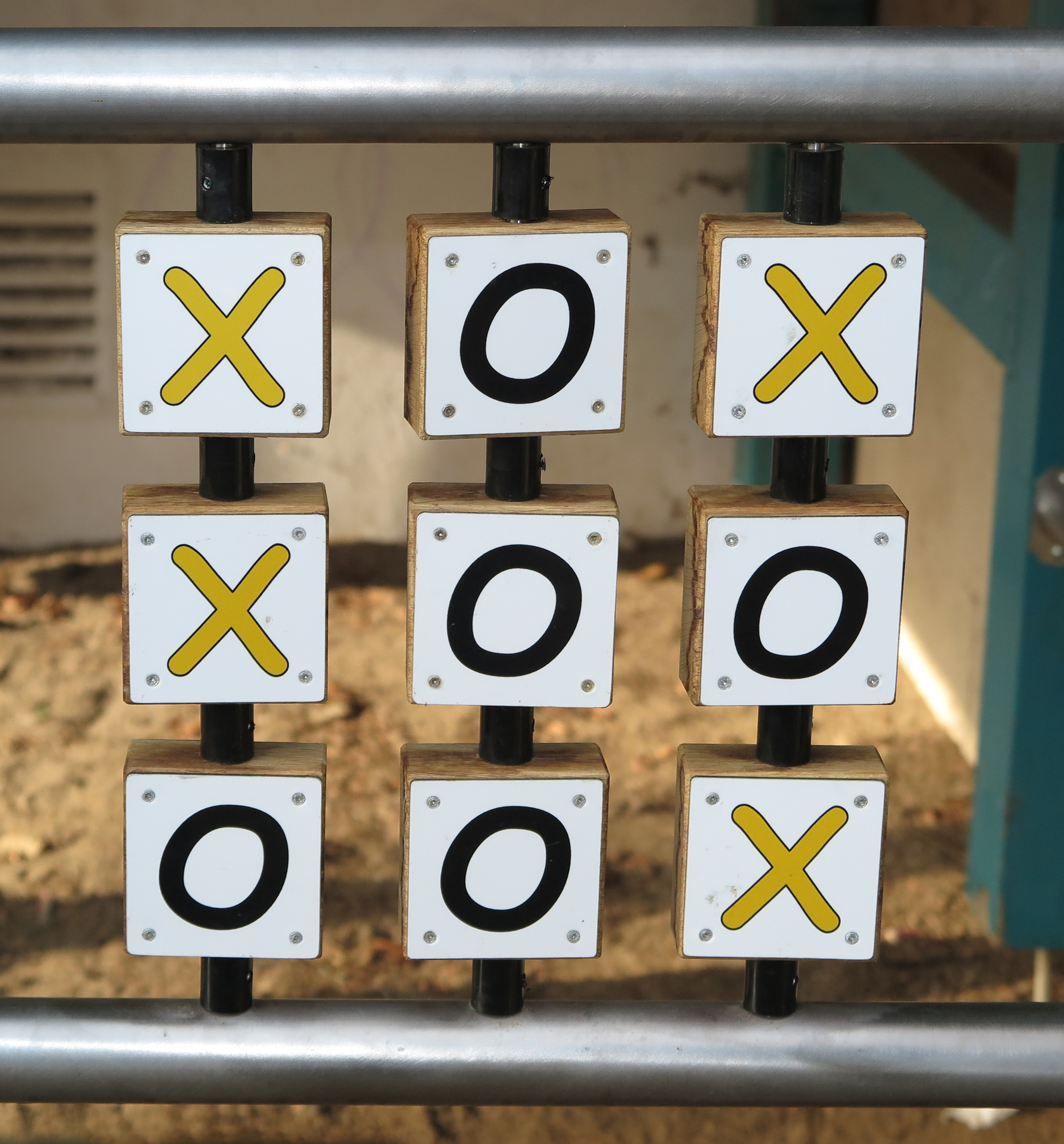 Spiel Tic-Tac-Toe, Drehhölzer Alu-Dibond, mit 2 Pfosten Ansicht 5