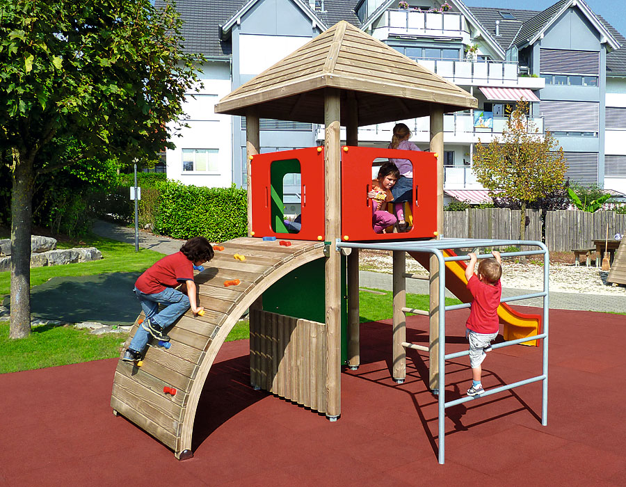Spielturm-Kombination Rundholz, Podesthöhe 150 cm, Pyramidendach, Rutsche, mit Bergsteigerwand Ansicht 4
