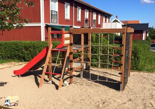 Klettergerüst mit Kletterwand und Rutsche Ansicht 4