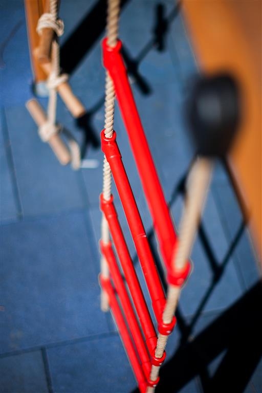 Klettergerüst mit Kletterwand und Rutsche Ansicht 5