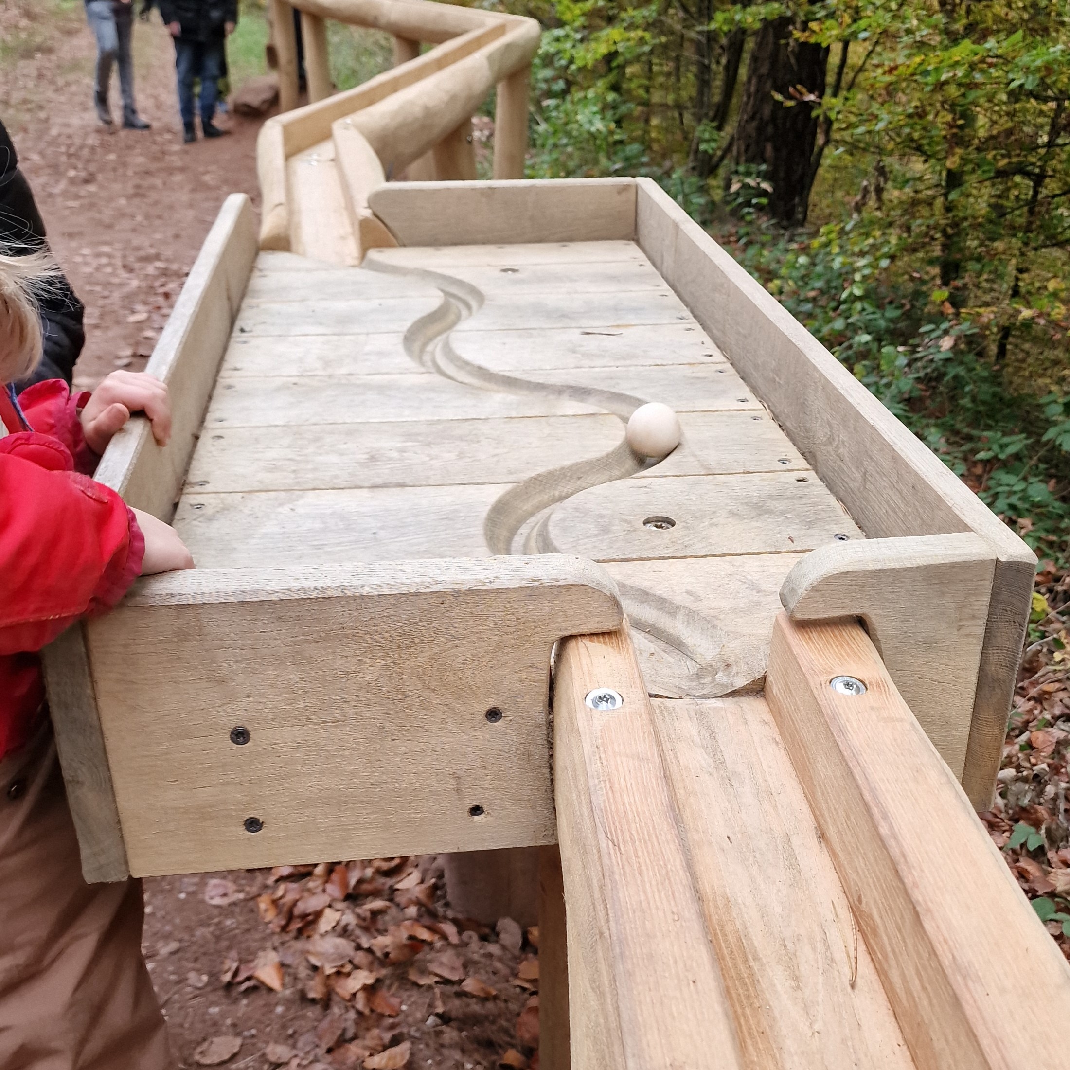 Kugelbahn Tisch mit schlangenförmiger Kugelrinne Ansicht 2
