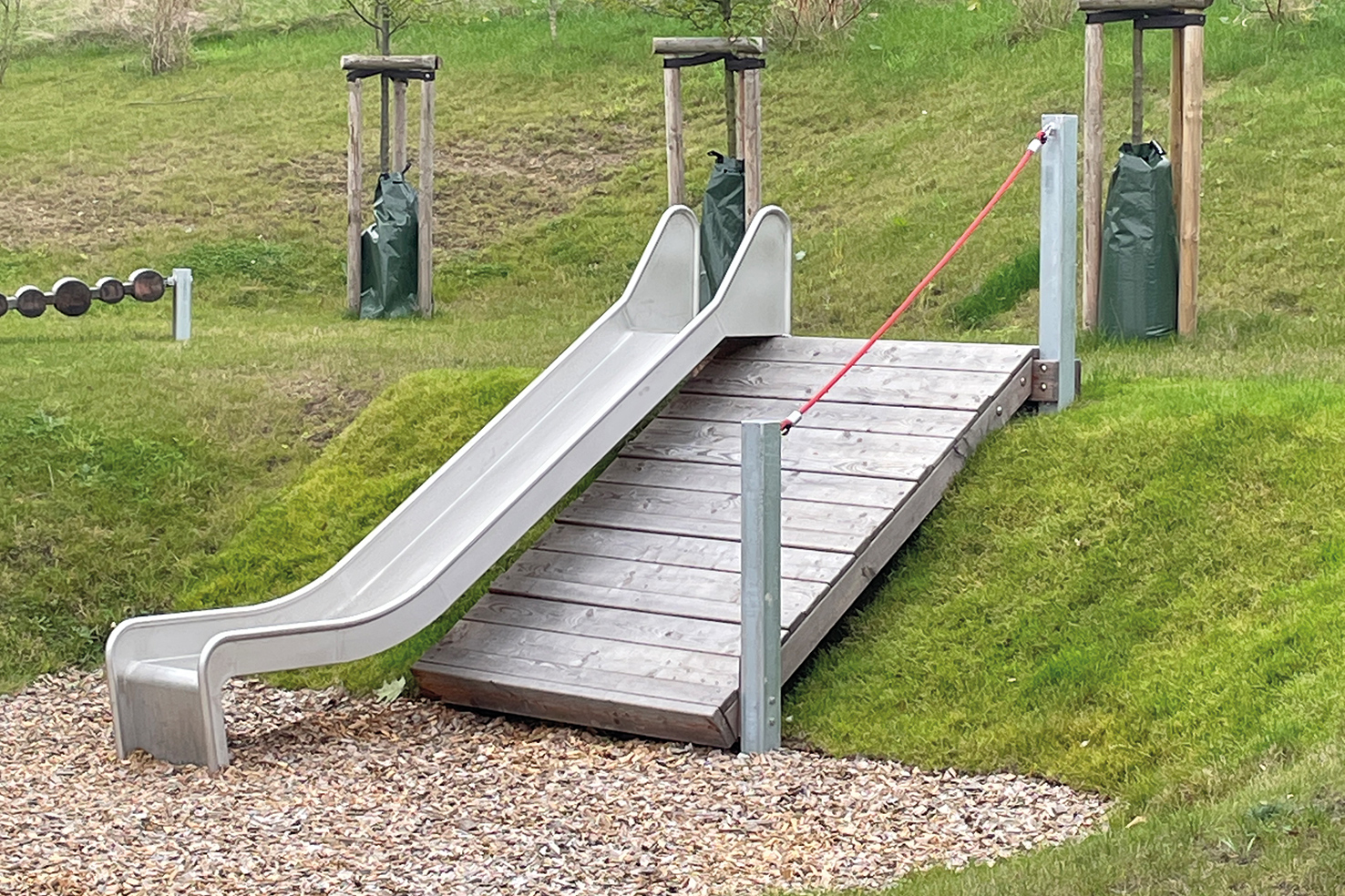 Edelstahlrutschbahn mit Aufstiegsrampe rechts Ansicht 3