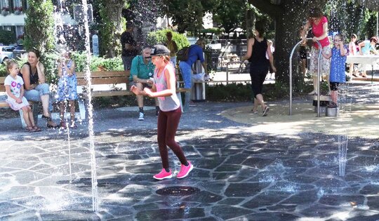 Die Wassershow mit Spielgeräten Ansicht 2