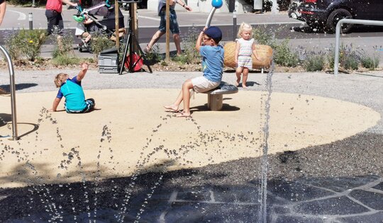 Die Wassershow mit Spielgeräten Ansicht 3