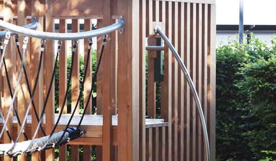 Spielwürfel CAU mit Netzbrücke an Hügel Ansicht 3