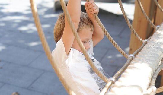 Spielwürfel CAU mit Netzbrücke an Hügel Ansicht 4