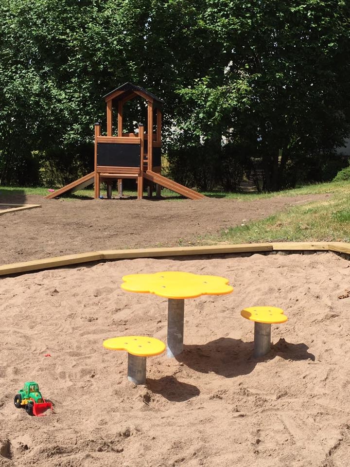 Spieltisch und Stuhl Ansicht 3